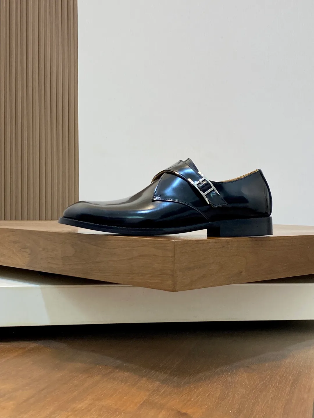Men's shoes 💰780 HERMES/Hermès GAME slip-on loafers. These loafers are made of matte frosted calfskin. They are equipped with functional Kelly shoe buckles to easily create a fashionable urban style. They are equipped with genuine leather welts and lightweight grooved rubber foam outsole. They have genuine calfskin lining and silk-screen logo feet. They are slip-on design. They are novel and fashionable, with a handsome upper. Comes with a dust bag in the original box! Size: 39-40-41-42-43-44 standard leather shoe size (38/45 can be customized but does not support returns)